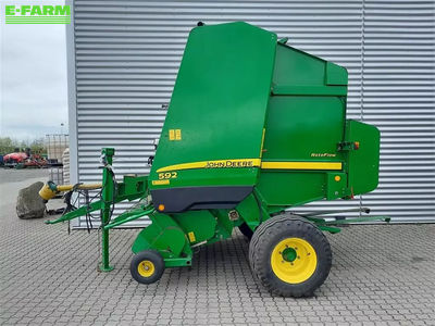 E-FARM: John Deere 592 - Πρέσσα - id FD3MS7C - 18.060 € - Χρονία: 2007 - Δανία