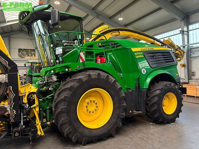 E-FARM: John Deere 9700 - Savaeigis pašarų smulkintuvas - id AHBMNNZ - 399 500 € - Gamybos metai: 2023 - Variklio darbo valandos: 1 125,Variklio galia (AG): 825,Vokietija