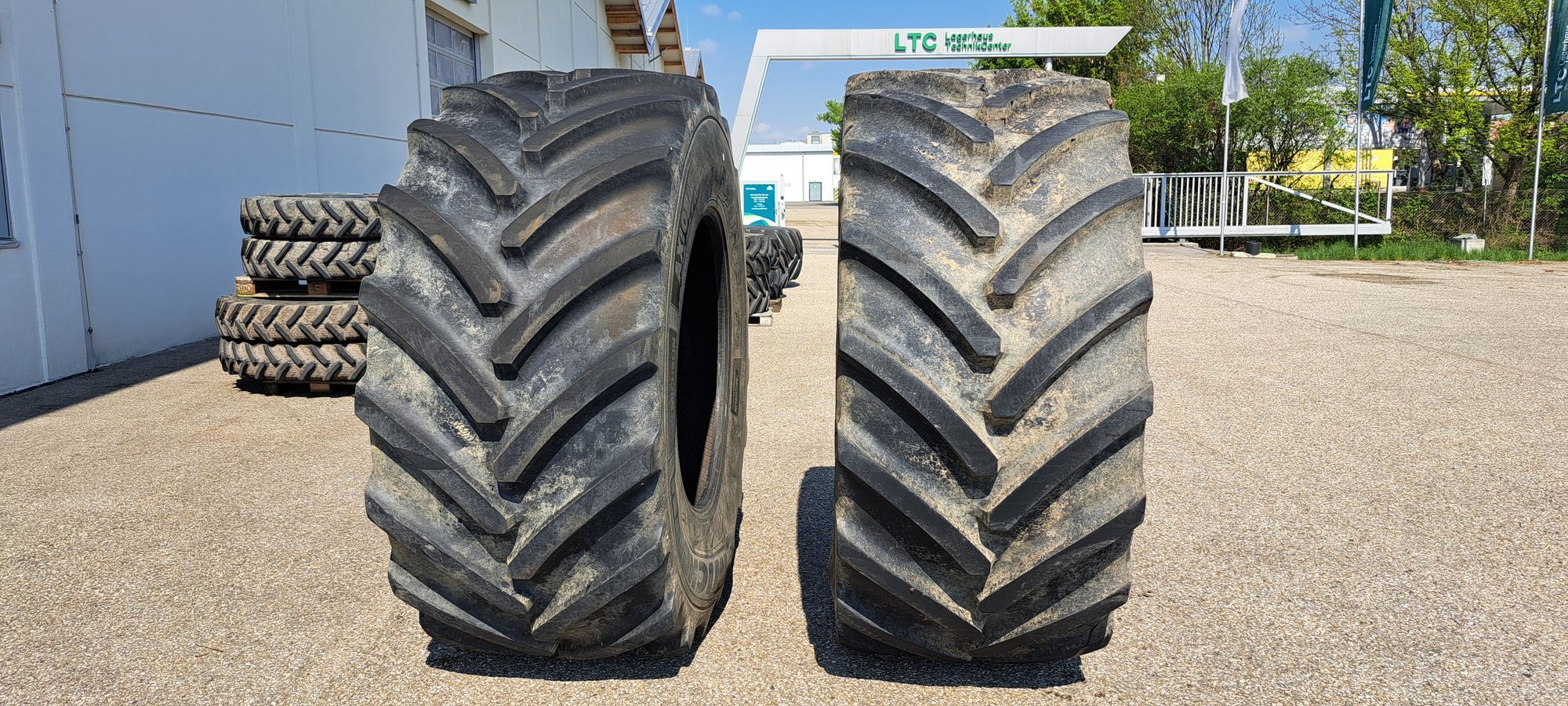 MICHELIN Axio BIB 186 D 900/60R42 Wheel and track €3,250