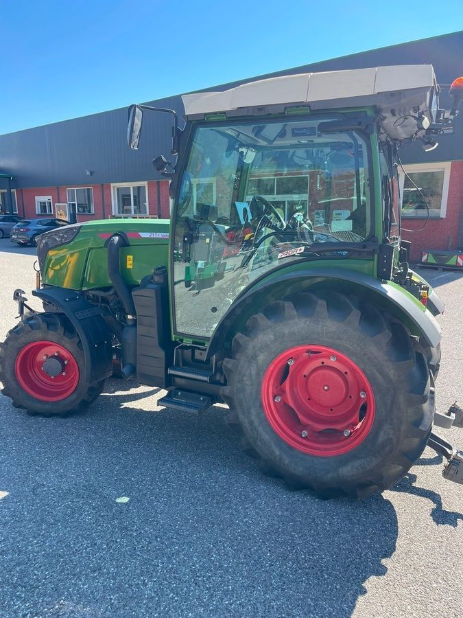 Fendt 211 Vario Tractor 105.000 EUR