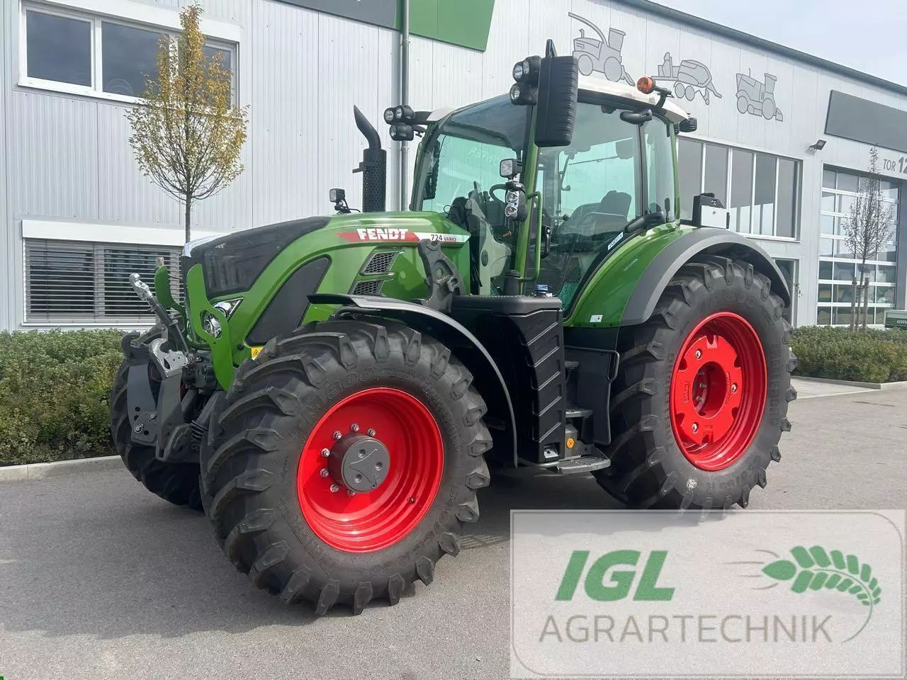 Fendt 724 Vario Profi Plus Tractor €198,000