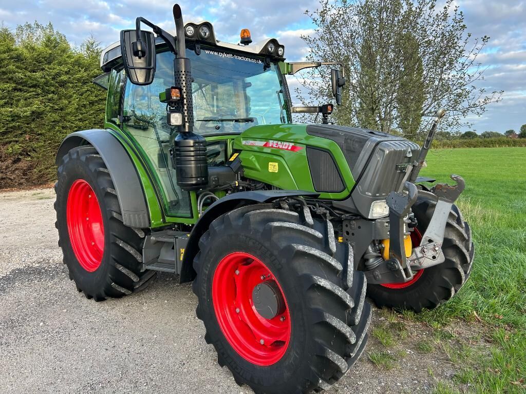 Fendt 211 Vario Tractor 82.342 EUR