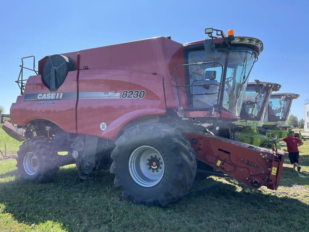 Case IH Axial-Flow 8230 Комбайн 104 110 €
