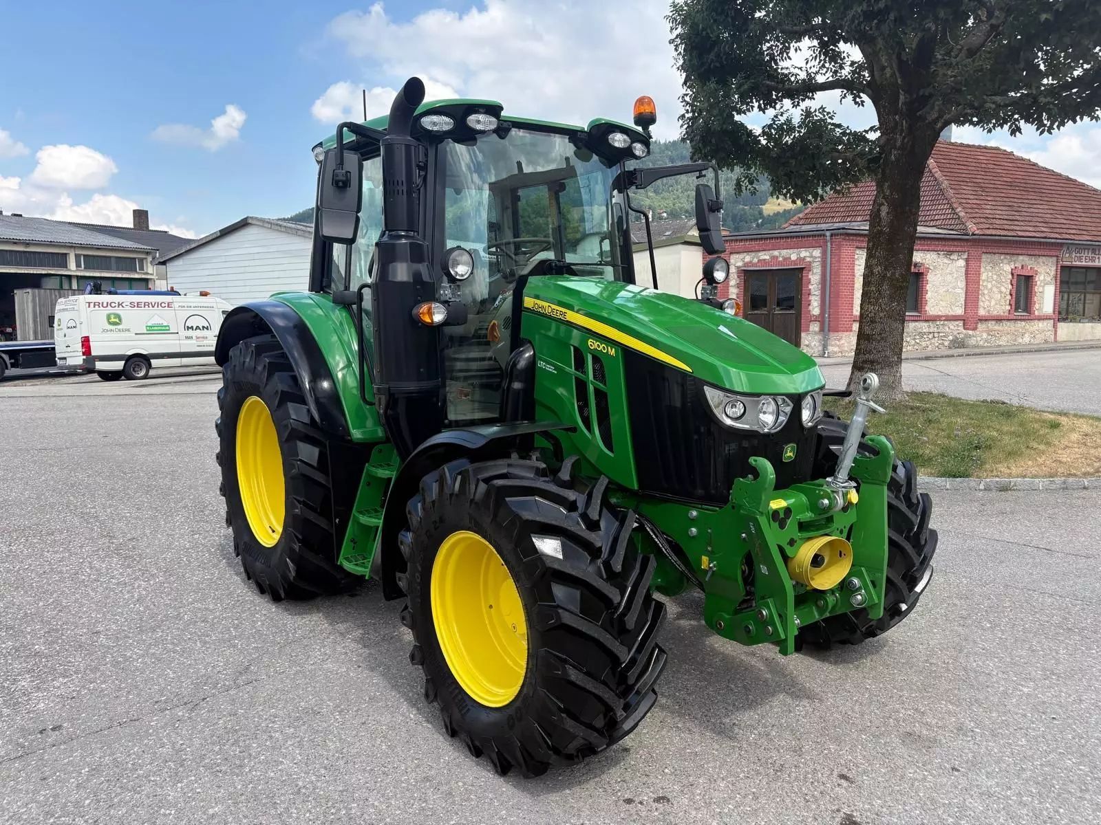 John Deere 6100 M Tractor €101,206