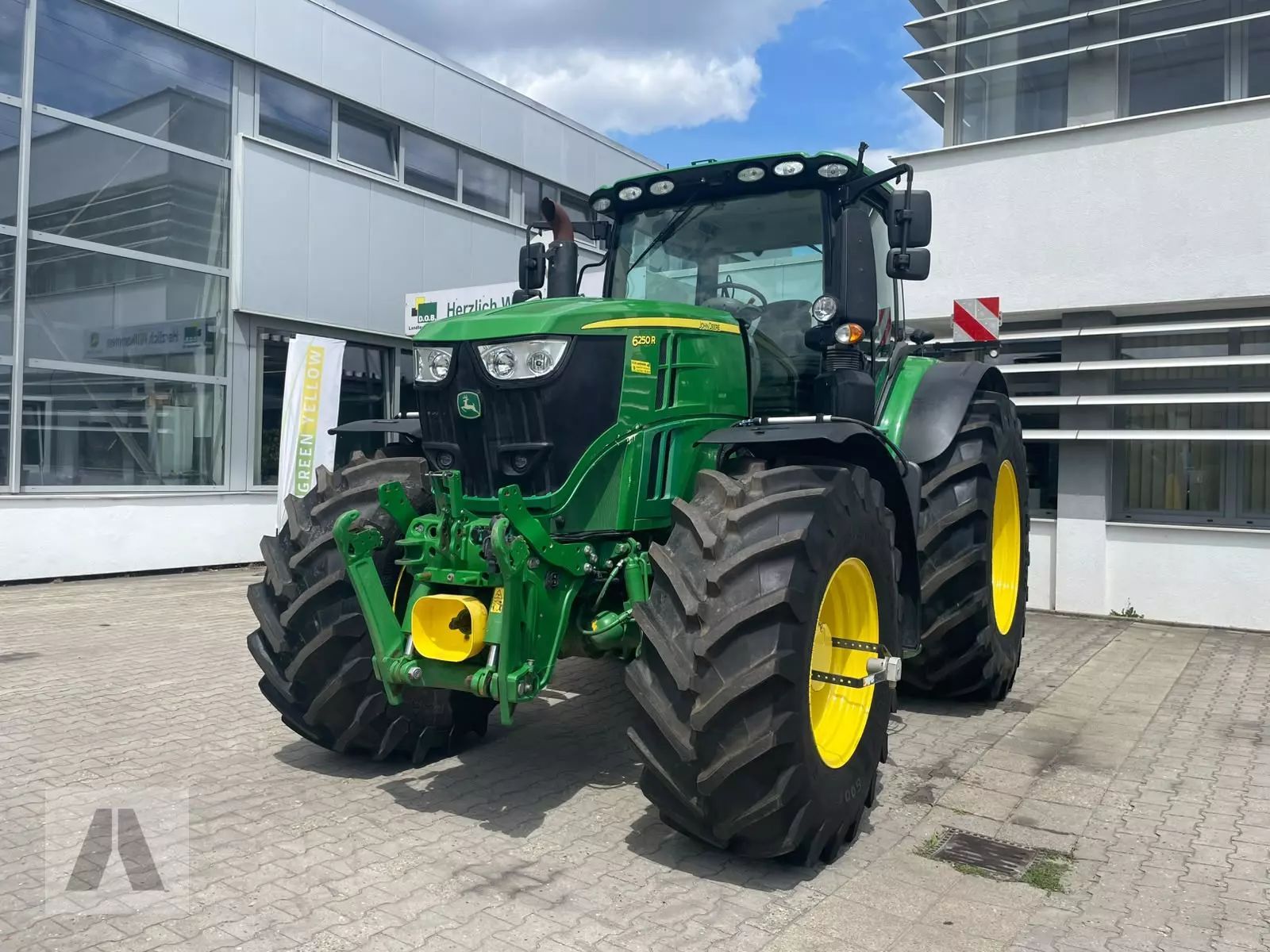 John Deere 6250 R Tractor €114,900