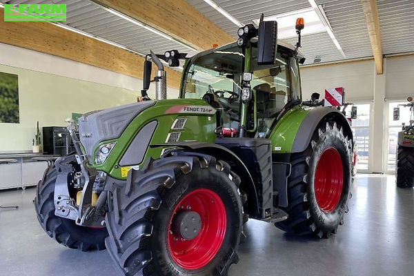Fendt 724 Vario Profi Plus Tractor €140,336