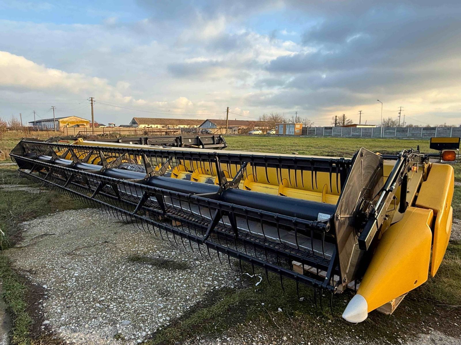 New Holland SuperFlex 740CF-35 DD Header €15,000