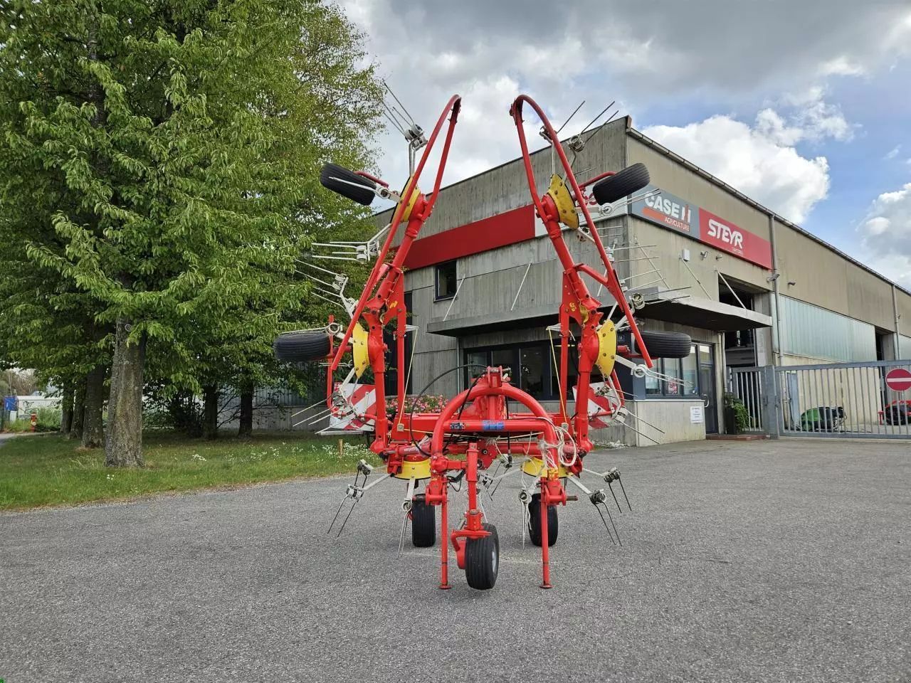 Pöttinger Hit 690 NZ Tedder €6,380