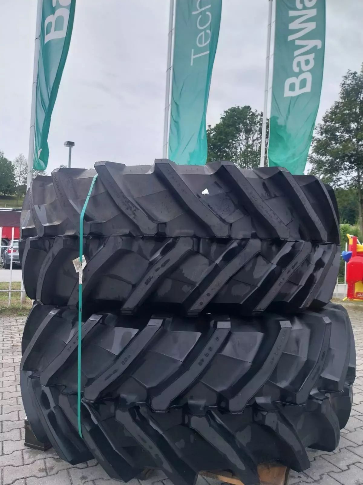 TRELLEBORG 710/70 r42 Wheel and track €5,000