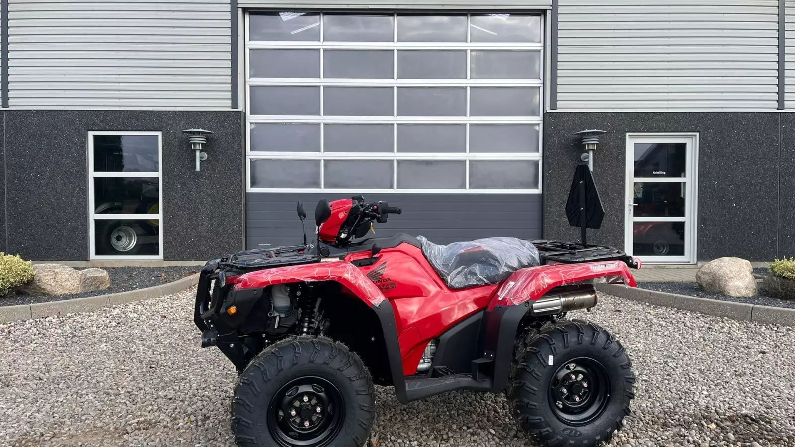 Honda trx 520 fa traktor. stort lager af honda atv. vi hjælper gerne med at levere den til dig, og bytter gerne. køb-salg-bytte se mere på www.limas.dk Motor vehicle €13,271