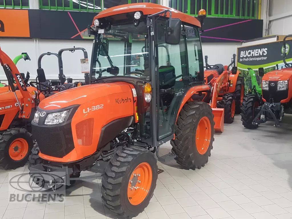 Kubota L1-382 Tractor €28,850