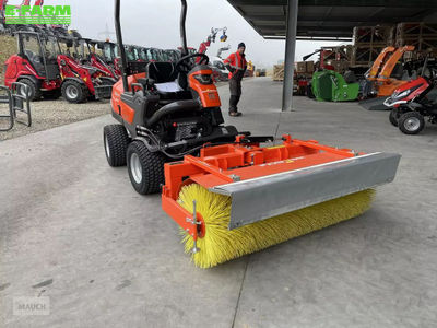 E-FARM: Husqvarna kehrbürste / kehrmaschine für dieselrider - Lawn mower - id 8HZAICT - €4,158 - Austria