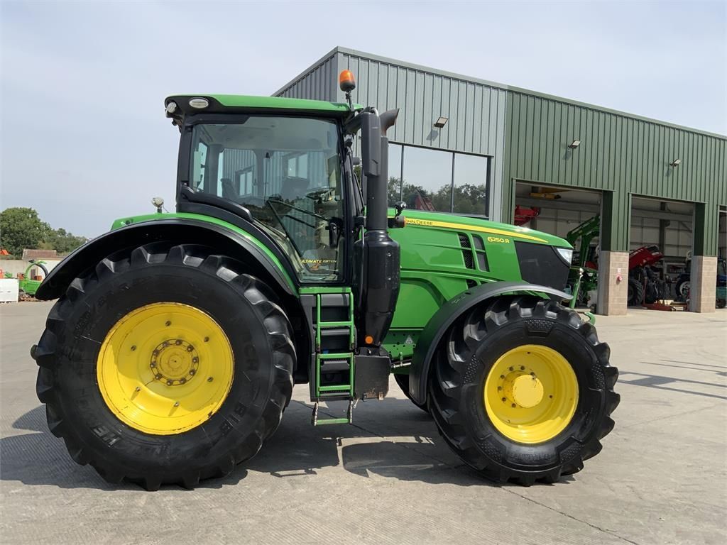 John Deere 6250 R Tractor €79,600