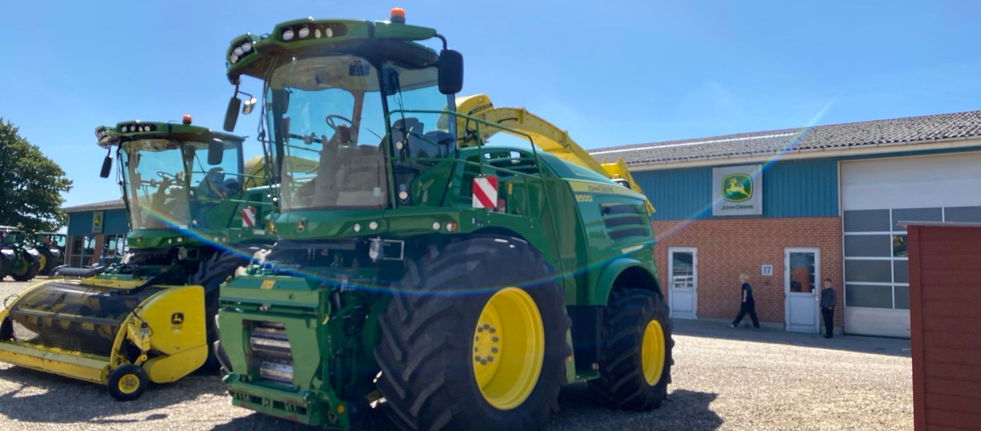 E-FARM: John Deere 8500 - Selvkørende grønthøster - id ZWTT5BG - 179.853 € - Produktionsår: 2021 - Motortimer: 983,Motoreffekt (HP): 544,Danmark