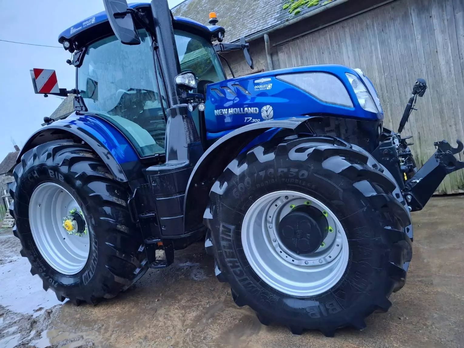 New Holland T7.300 AC Tractor €182,000
