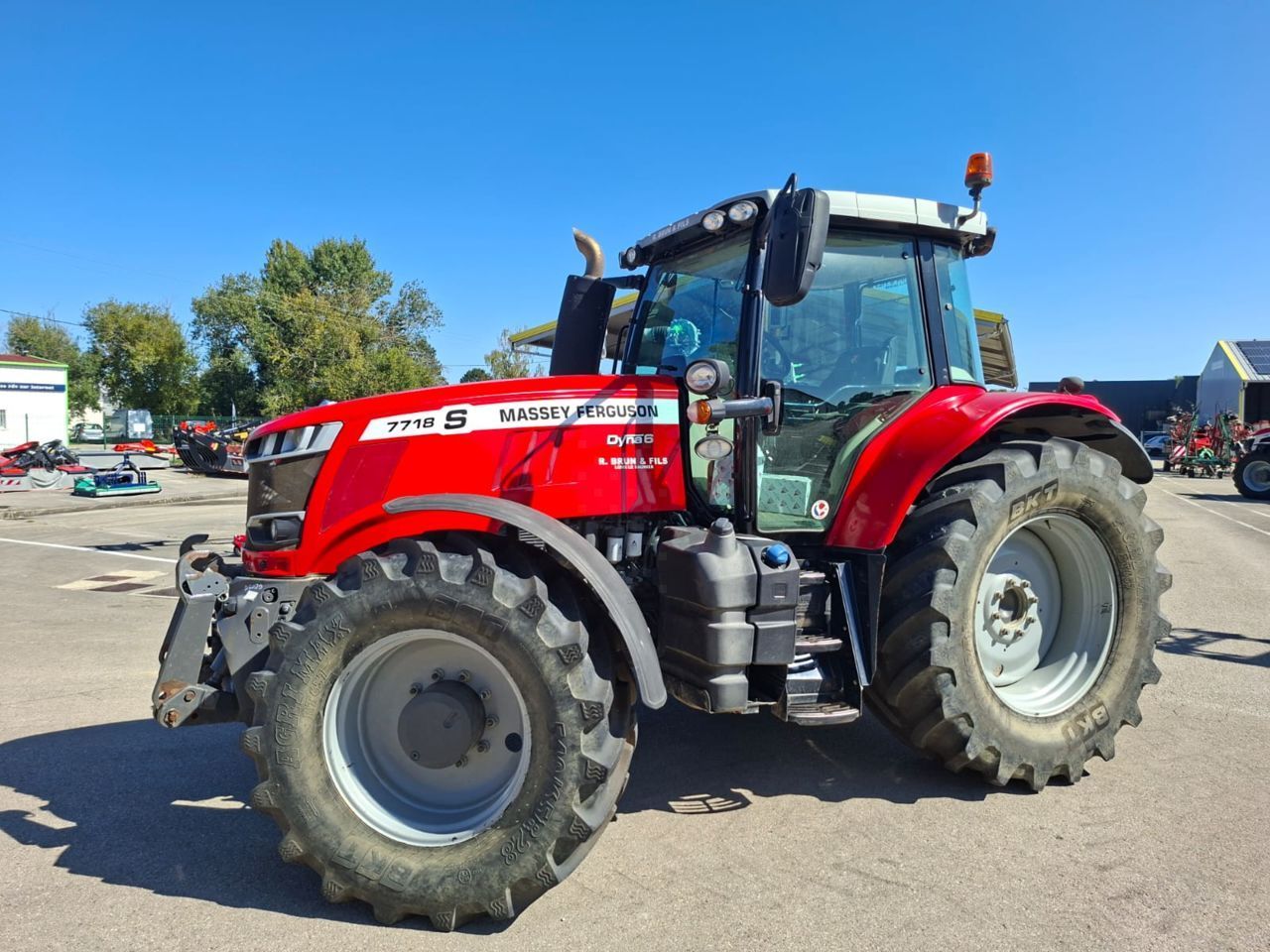 Massey Ferguson 7718 S Tractor €82,000
