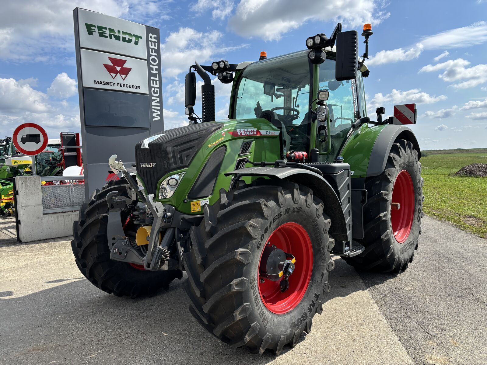 Fendt 724 Vario Profi Plus Tractor €219,000