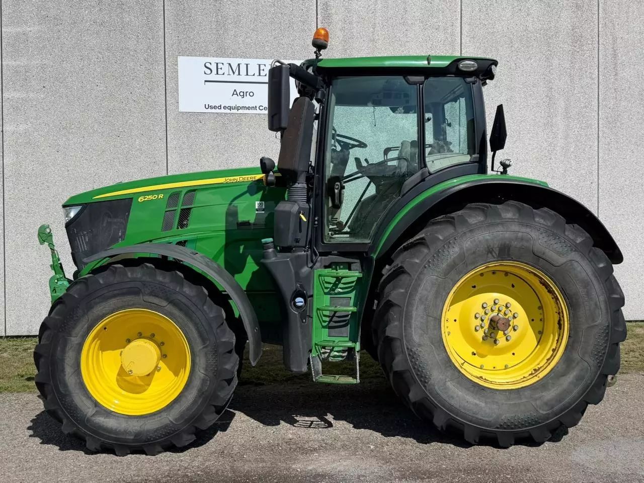 John Deere 6250 R Tractor €100,197