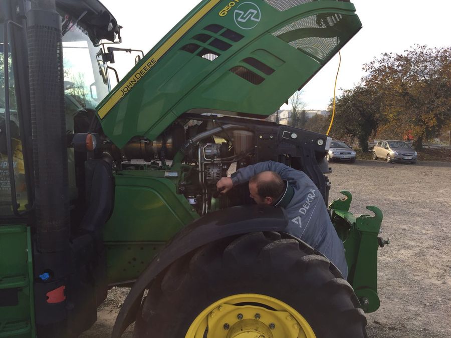 DEKRA Inspektor untersucht John Deere 6150M bei Inspektion