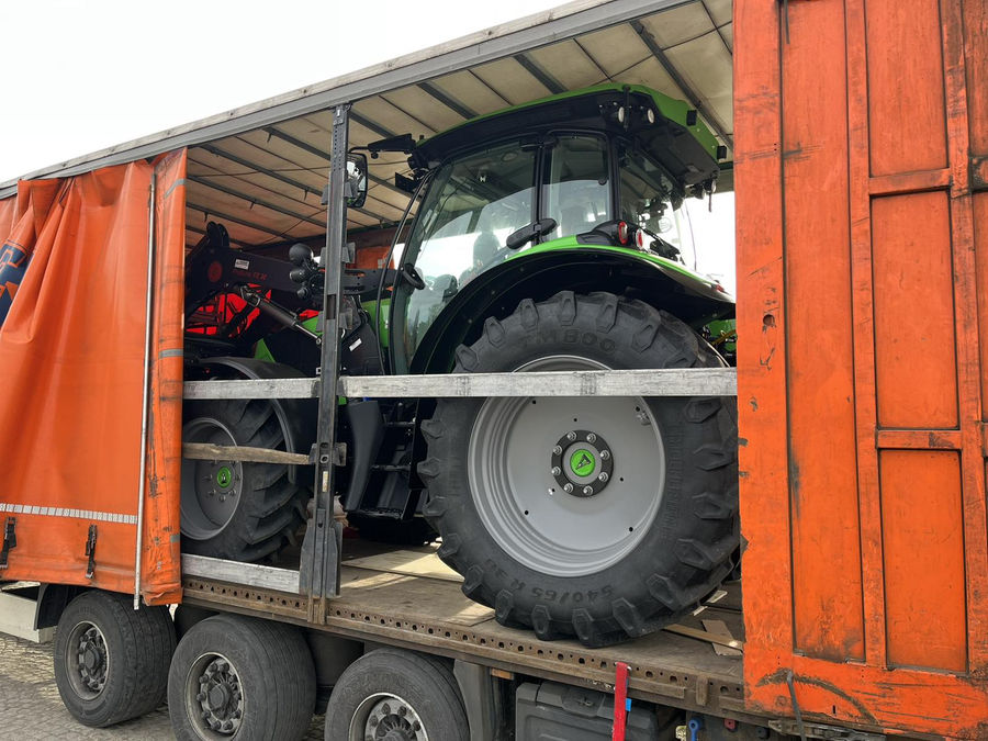Deutz-Fahr Traktor mit Frontlaer auf einem LKW zum Transport ins Ausland